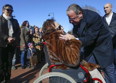 Imagen secundaria 1 - Acto de homenaje al exministro José Antonio Alonso en León. Arriba, los compañeros de promoción de Toño. Abajo, Silván saluda a la madre del exministro y Rodríguez Zapatero durante su intervención. 