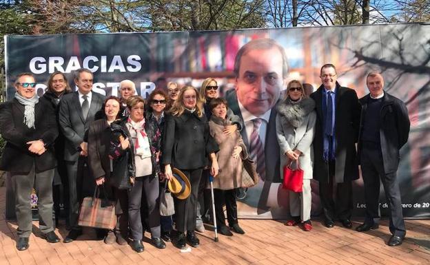 Imagen principal - Acto de homenaje al exministro José Antonio Alonso en León. Arriba, los compañeros de promoción de Toño. Abajo, Silván saluda a la madre del exministro y Rodríguez Zapatero durante su intervención. 