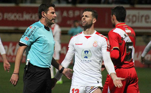 Rodri se queja ante el árbitro.