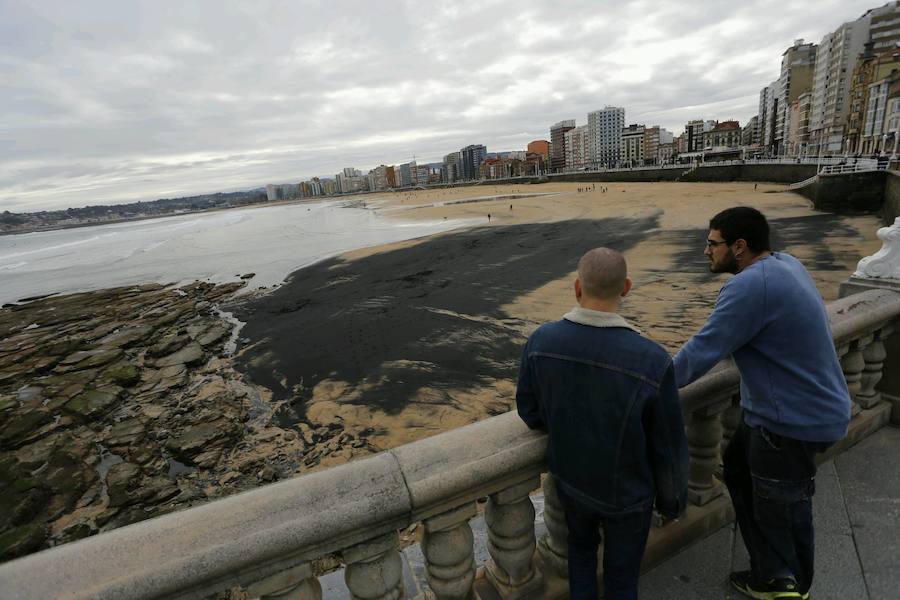 Una mancha de carbón &#039;mancha&#039; la playa de San Lorenzo