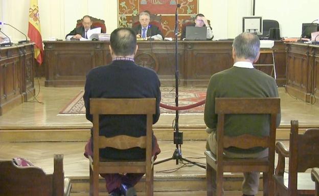 Los dos acusados en la sala de vistas de la Audiencia Provincial de León.