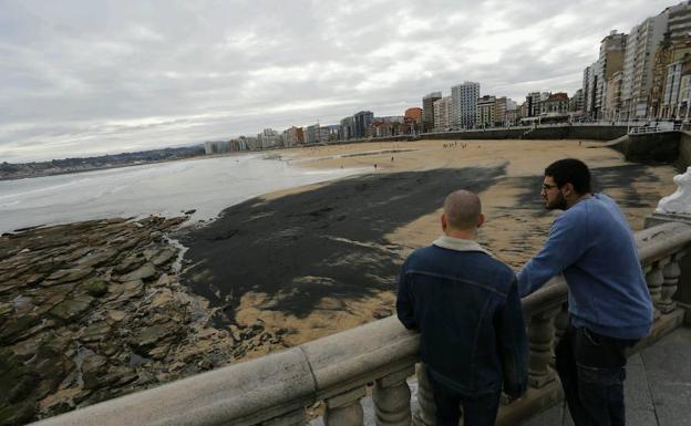 Gijón pide a la Universidad un nuevo estudio sobre el carbón de la playa de San Lorenzo de Gijón