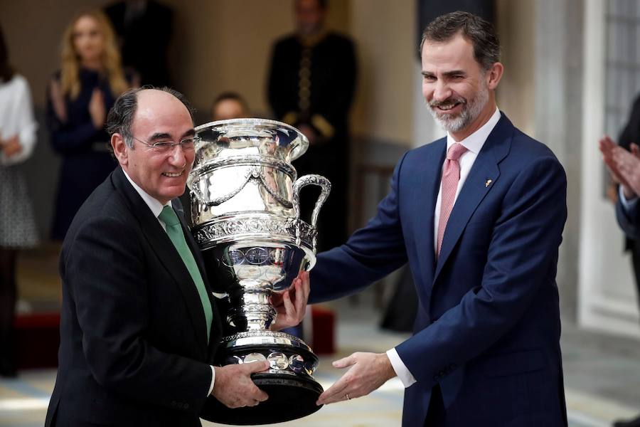 El Rey entrega el Premio Copa Stadium al presidente de Iberdrola, Ignacio Sánchez Galán.