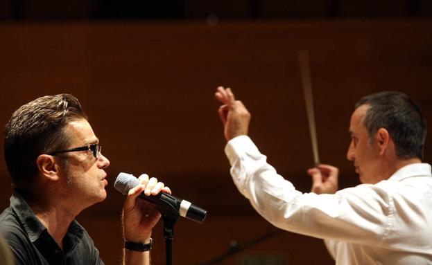El cantante Santiago Auserón ensaya junto a la Orquesta Sinfónica de Castilla y León (Oscyl) el espectáculo 'Vagamundo'.