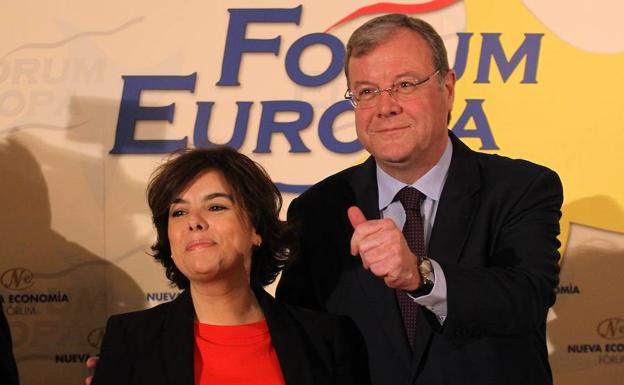 Silván, junto a Soraya Sáenz de Santamaría, en el 'Foro Nueva Economía' celebrado este martes en Madrid.