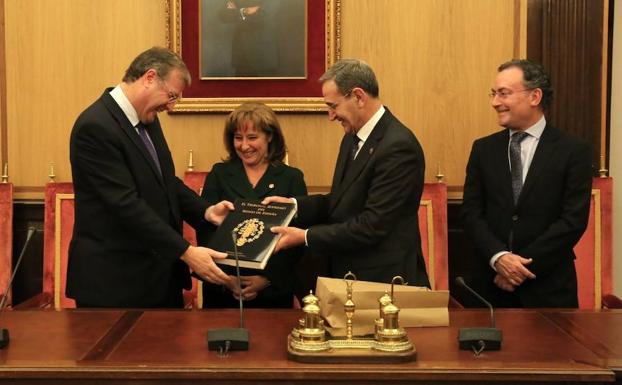 El alcalde de León recibe a los 40 magistrados que visitan la capital
