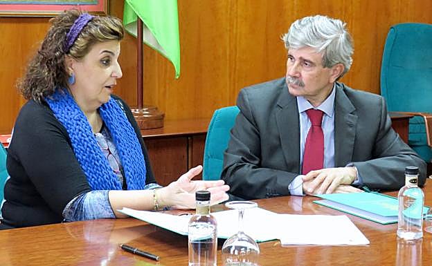 Un instante de la firma del acuerdo en el Rectorado de la ULE.