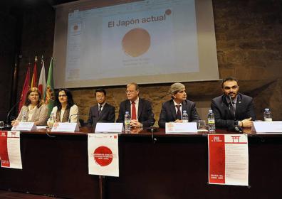 Imagen secundaria 1 - Conmemoración celebrada en el Palacio del Conde Luna.