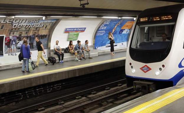 Carteles de León en el Metro de Madrid.