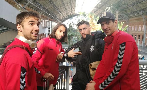 Los jugadores de la Cultural, en la estación de Atocha.