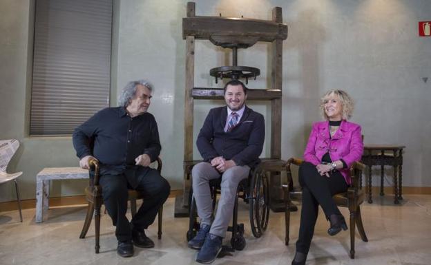 Ángel Marcos, Francisco Sardón y Verónica Casado, en la hemeroteca de El Norte de Castilla.