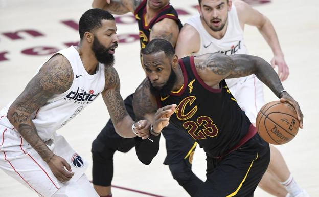 LeBron JAmes entra a canasta. 