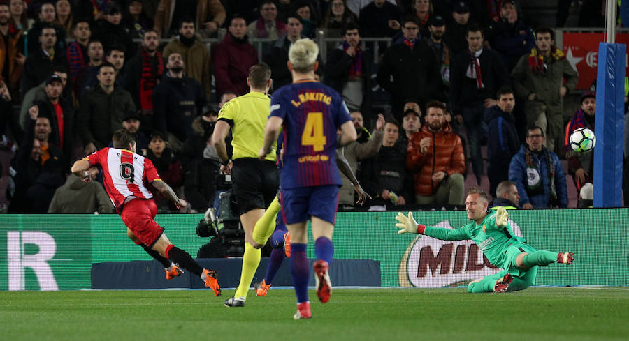 El conjunto de Valverde arrolla al Girona para afianzarse en el liderato. Tres goles de Suárez, un doblete de Messi y un gol de Coutinho neutralizaron el gol inicial de Portu.