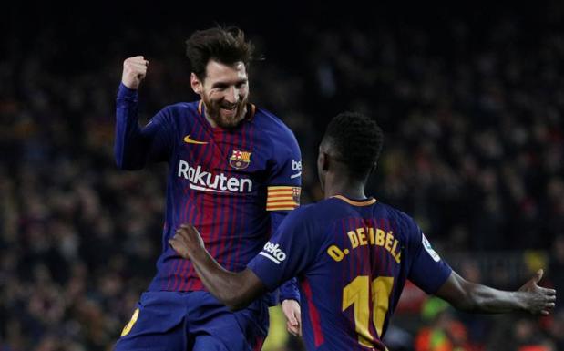 Messi celebra uno de sus goles con Dembélé. 