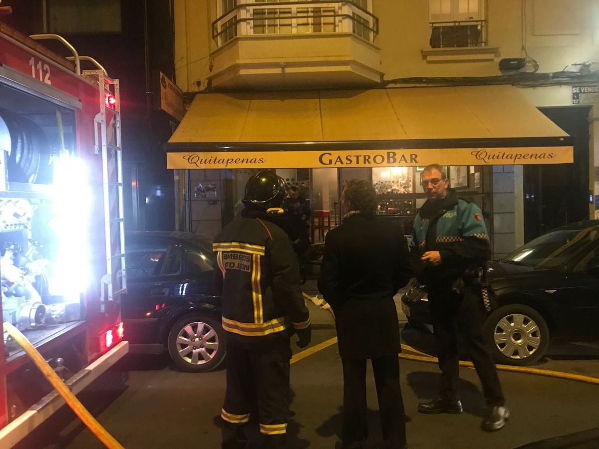 Fotos: Incendio en una cocina de un bar en León