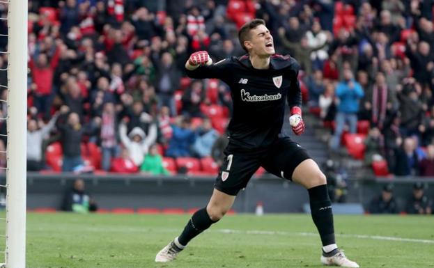 Kepa Arrizabalaga paró un penalti y fue clave en la victoria de los suyos. 