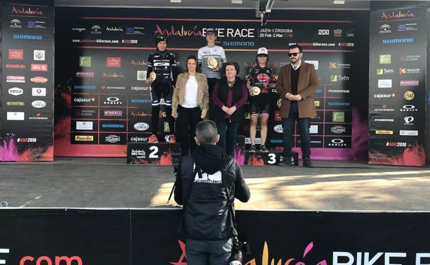 Mónica Restrepo sube al podio de la Andalucía Bike Race