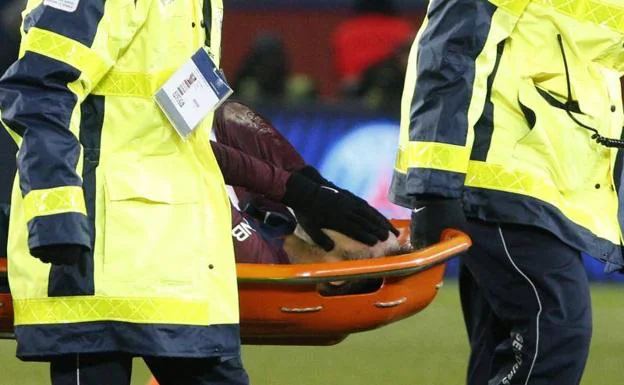 Neymar es retirado en camilla tras lesionarse ante el Marsella. 