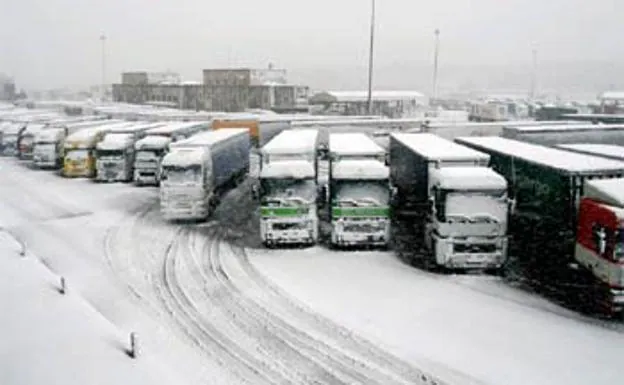 La nieve obliga a embolsar camiones entre Sahagún y Palanquinos y prohibe su paso en Riaño
