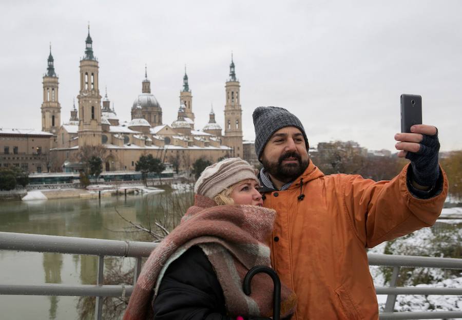 San Sebastian, Bilbao, Pamplona, Santander, Zaragoza y numerosas provincias del norte de españa sorprendidas por el temporal de nieve.