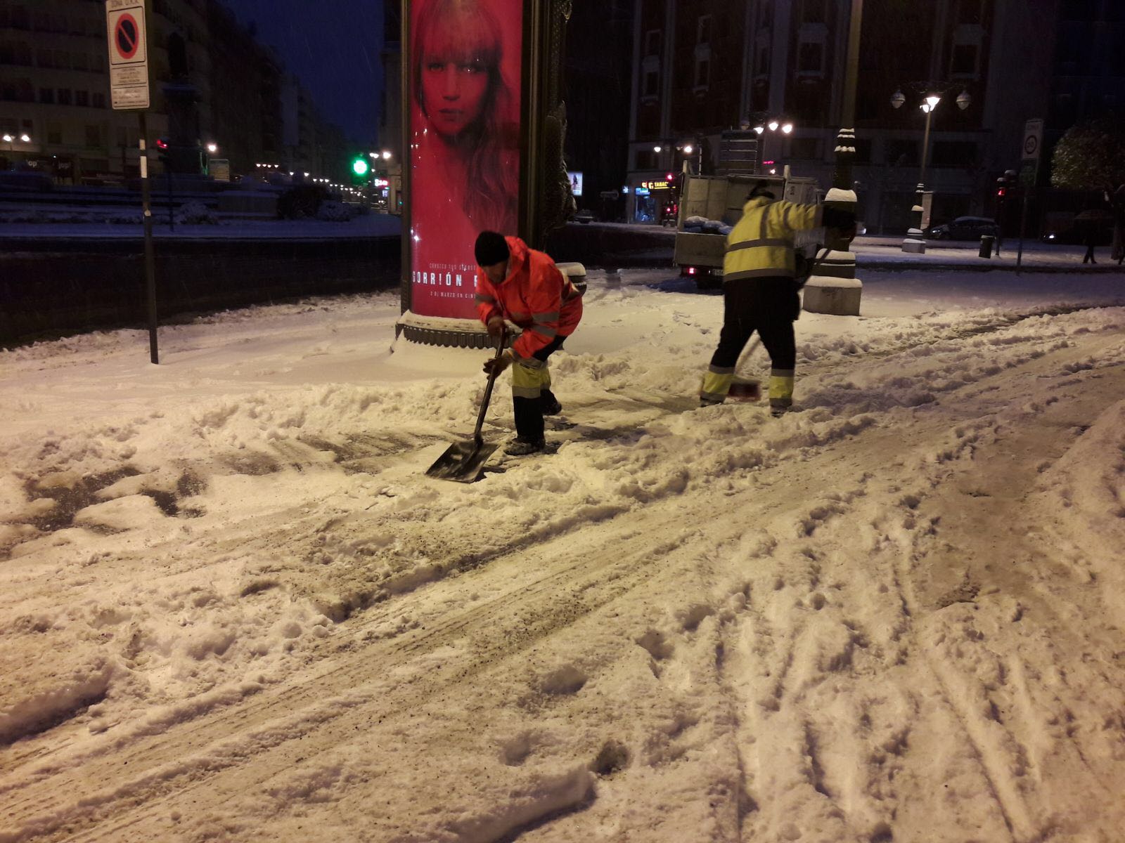 Hasta 250 operarios municipales trabajan en las labores de limpieza de la ciudad tras la nevada caída durante la madrugada. El espesor, de hasta 15 centímetros de nieve, ha complicado los trabajos