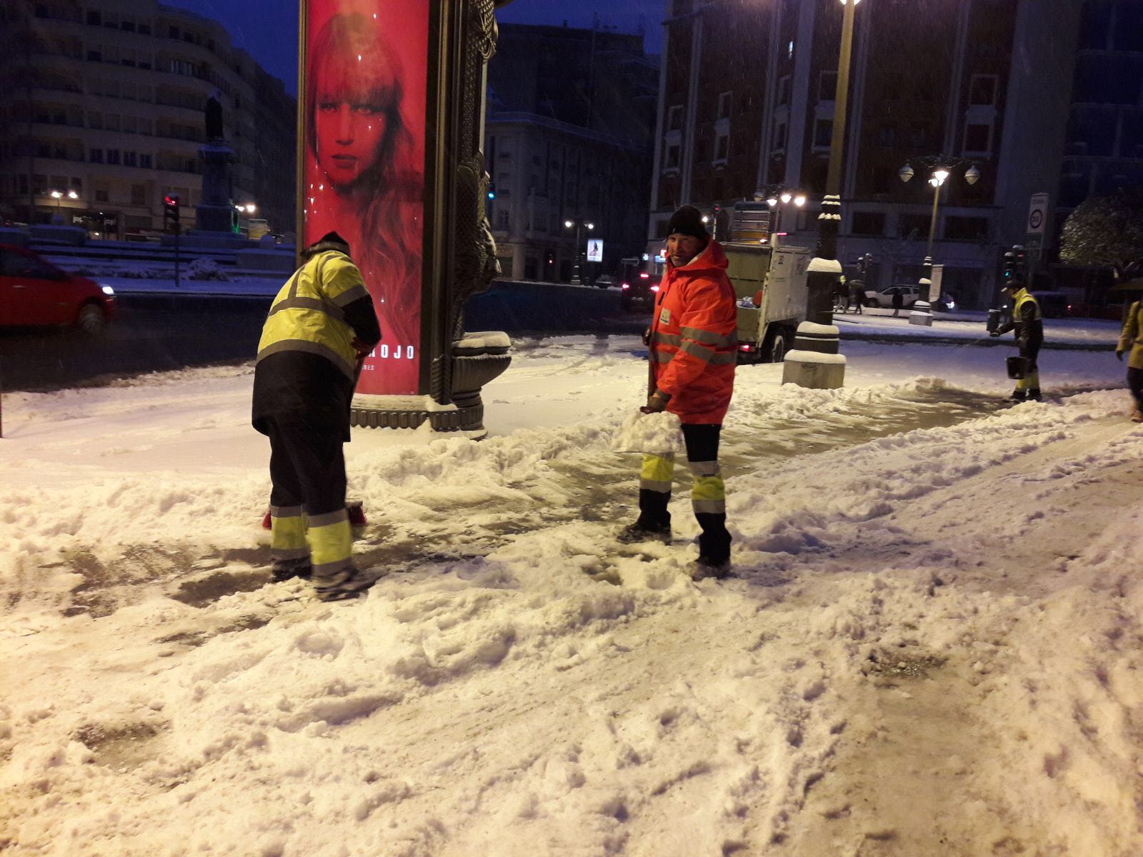 Hasta 250 operarios municipales trabajan en las labores de limpieza de la ciudad tras la nevada caída durante la madrugada. El espesor, de hasta 15 centímetros de nieve, ha complicado los trabajos