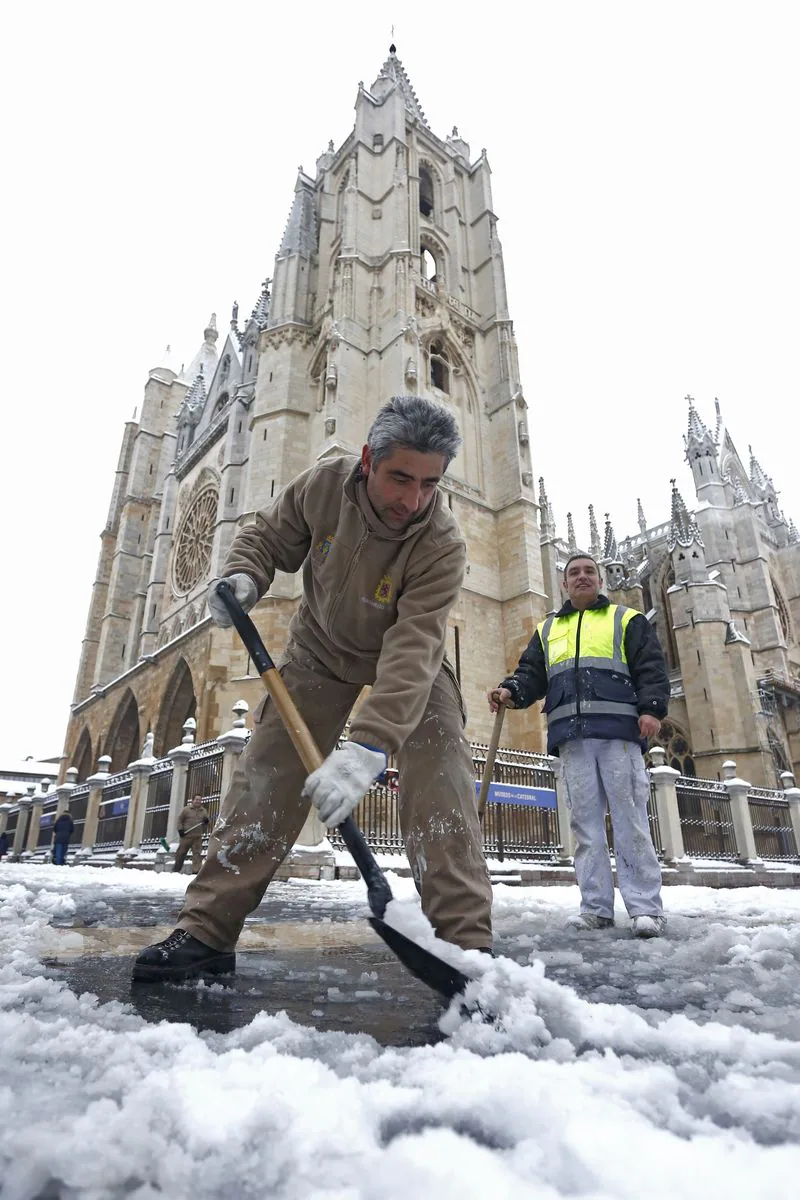 Hasta 250 operarios municipales trabajan en las labores de limpieza de la ciudad tras la nevada caída durante la madrugada. El espesor, de hasta 15 centímetros de nieve, ha complicado los trabajos