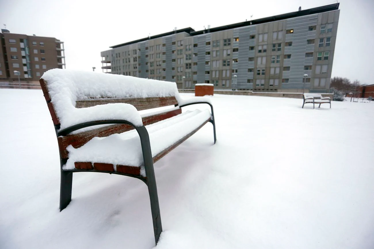 Hasta 250 operarios municipales trabajan en las labores de limpieza de la ciudad tras la nevada caída durante la madrugada. El espesor, de hasta 15 centímetros de nieve, ha complicado los trabajos