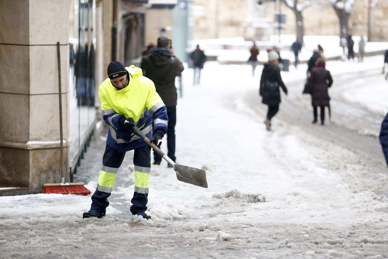 Hasta 250 operarios municipales trabajan en las labores de limpieza de la ciudad tras la nevada caída durante la madrugada. El espesor, de hasta 15 centímetros de nieve, ha complicado los trabajos