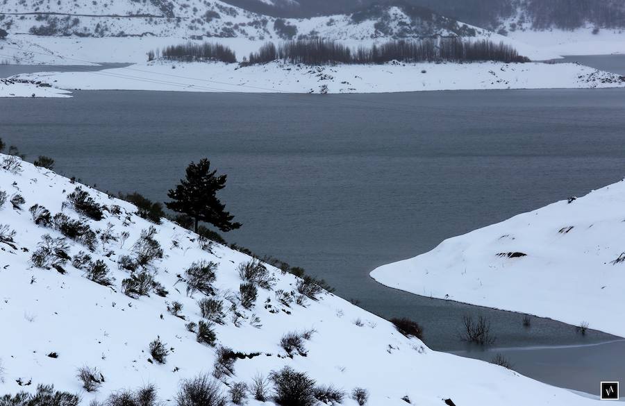 Fotos: La Nieve rodea al pantano de Riaño