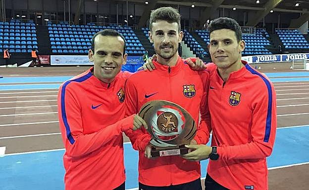 Álvaro de Arriba (centro), tras conquistar la Copa del Rey de Atletismo con el FC Barcelona.