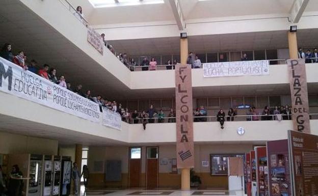 Hall de la Facultad de Filosofía y Letras.