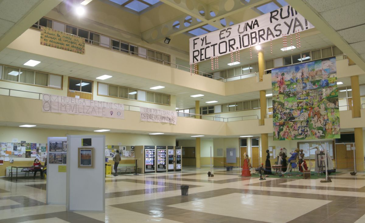 Fotos: La Facultad de Filosofía y Letras, en pie de guerra