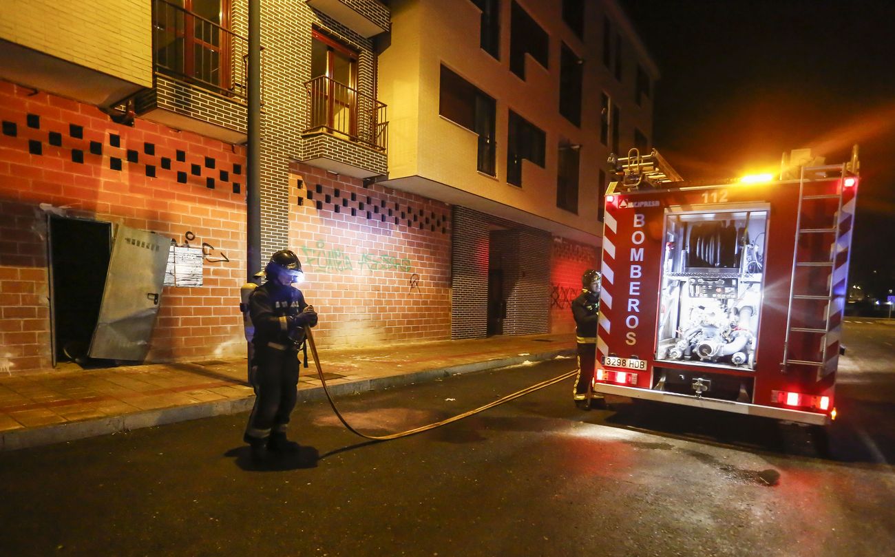 Los bomberos de León sofocan un incendio en un local ocupado por un indigente