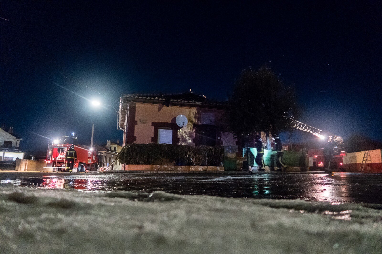 La familia que residía en la vivienda pudo abandonar la misma sin problemas | La techumbre de la casa resultó dañada