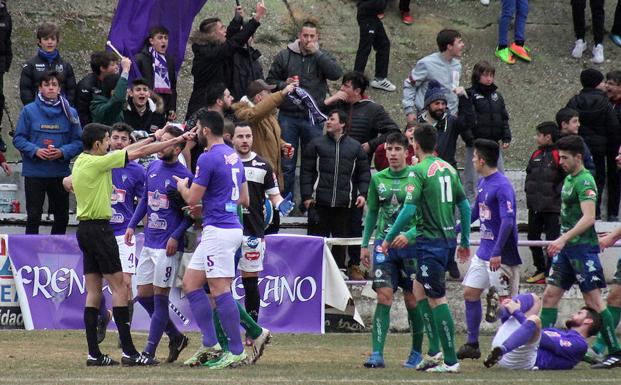 Momento en el que Reyes Cristín señala el penalti que supuso el 1-1,