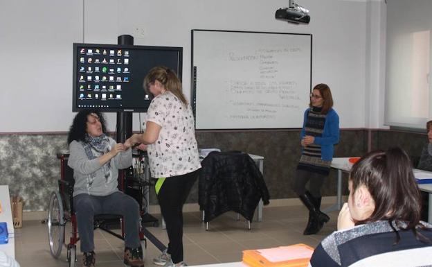 Alzheimer León abre convocatoria para formar a profesionales sociosanitarios en atención especializada