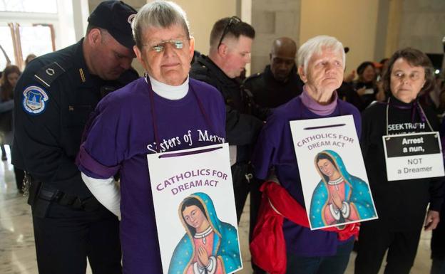 Varios protestantes de una comunidad católica son detenidos. 