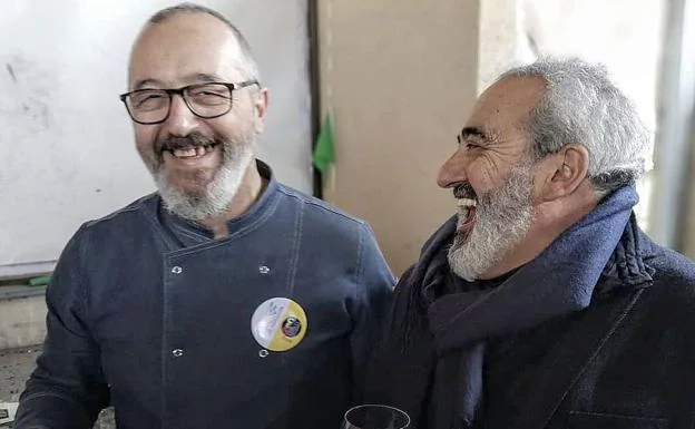 Xavi Cuadras, junto a Ramón Villa, este martes durante el hermanamiento en su restaurante.