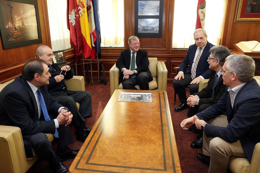 Fotos: Las cofradías se citan en el Ayuntamiento de León