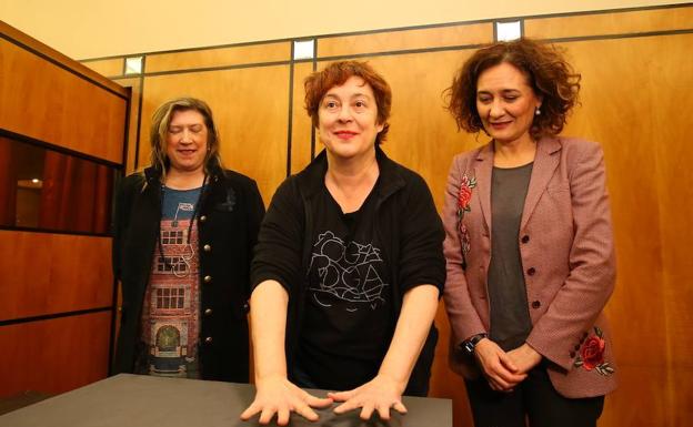 Acto de implantación de manos de 'La acera del teatro' a cargo de la dramaturga Laila Ripoll. 