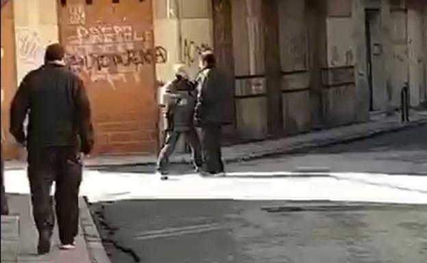 Momento del vídeo en el que se produce el apuñalamiento.