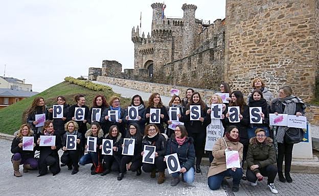 Las periodistas bercianas, durante su concentración.