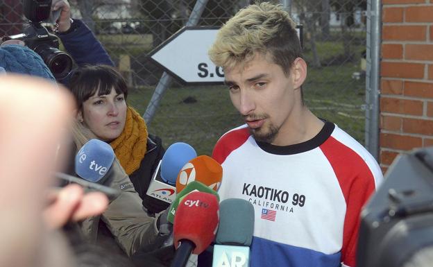 Carlos Cuadrado, en el momento de sair en libertad.