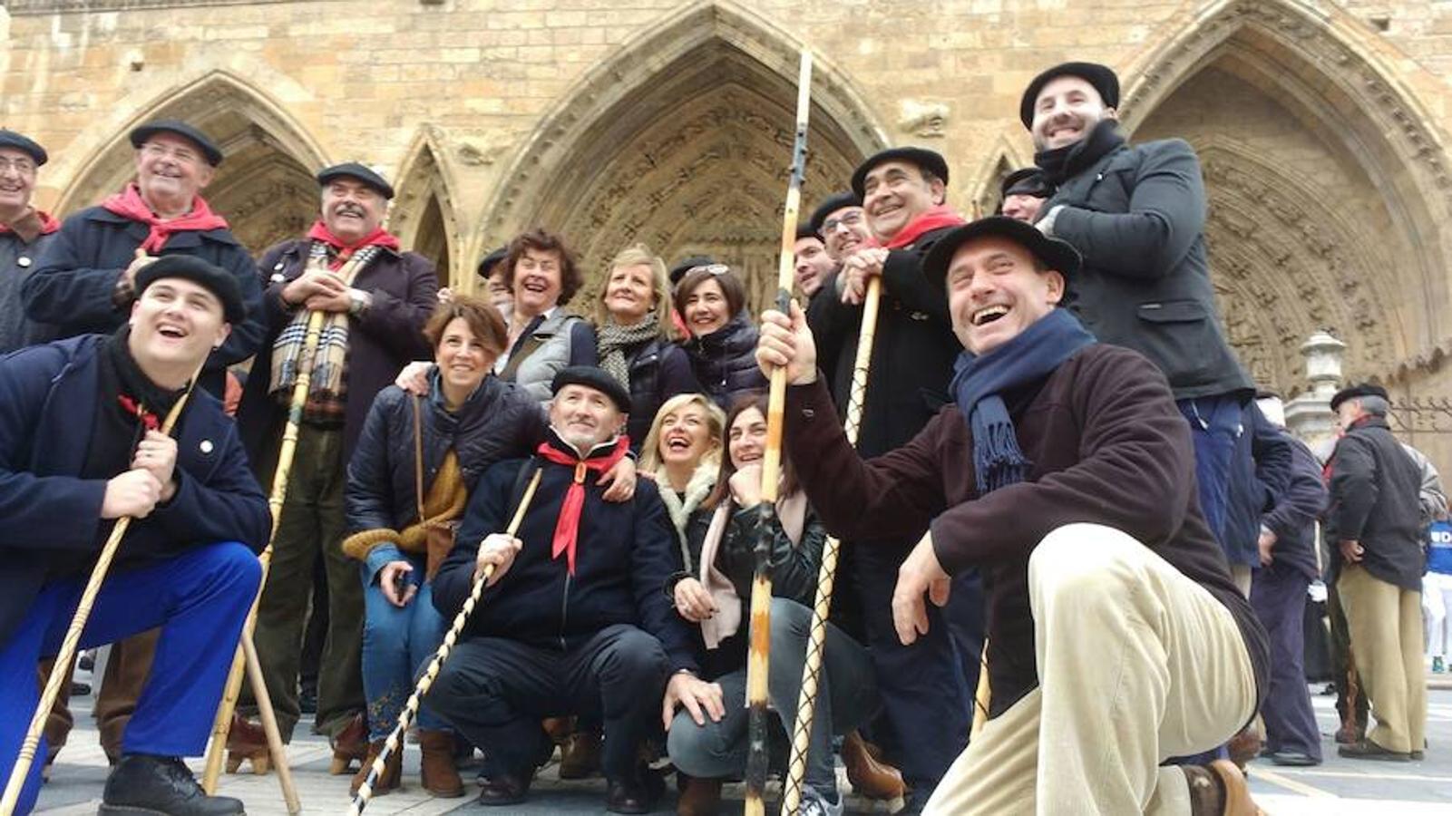 Fotos: La Ronda Marcera de Torrelavega canta en León