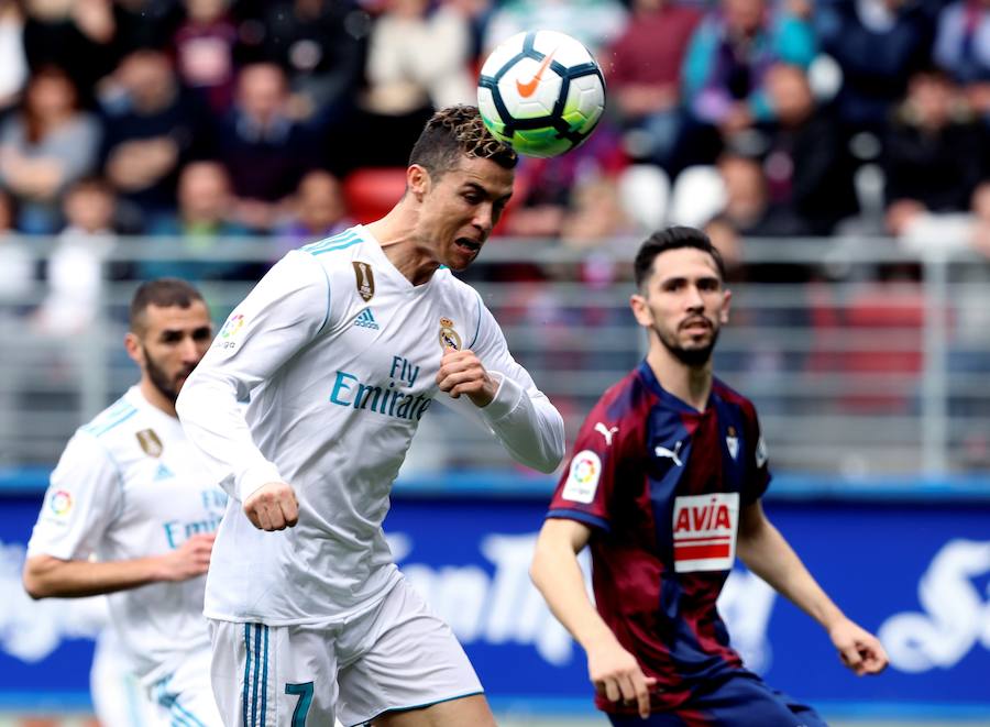 El Real Madrid consigue una sufrida victoria en Eibar de la mano de un Cristiano Ronaldo que con dos goles confirma su buen estado de forma.