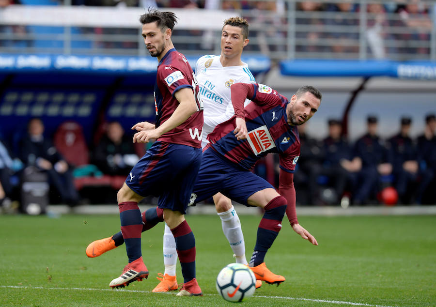 El Real Madrid consigue una sufrida victoria en Eibar de la mano de un Cristiano Ronaldo que con dos goles confirma su buen estado de forma.