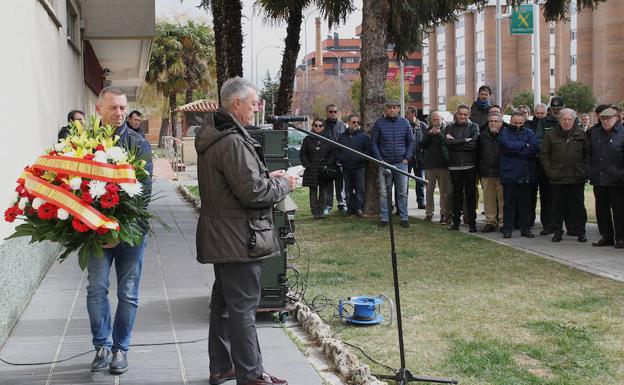 Acto celebrado en frente de la comandancia de la Guardia Civil de Palencia para homenajear a las víctimas del terrorismo.