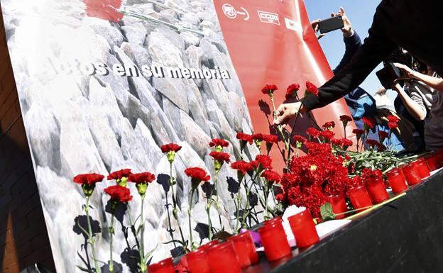 Ofrenda floral en el homenaje en recuerdo de las víctimas de los atentados del 11 de marzo. 