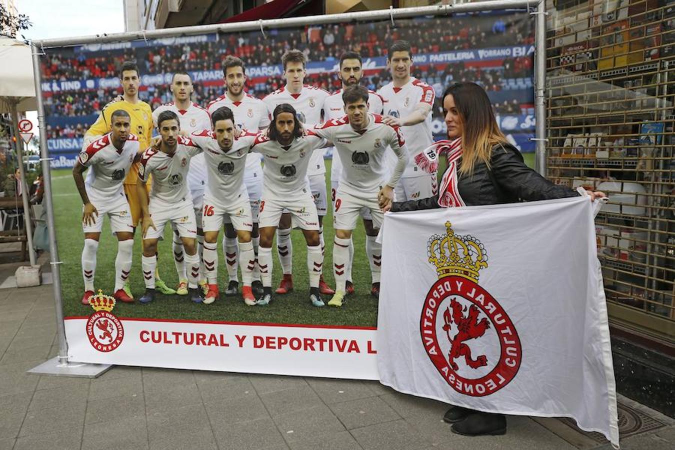 Las aficiones del Sporting y la Cultural han vuelto a hermanarse en un emotivo homenaje dedicado a Enrique Castro 'Quini' que se ha celebrado en la calle Aguado de Gijón. El acto ha tenido lugar en la 'fan zone' organizada frente a la sede de la peña culturalista Cruzando el Negrón, toda una fiesta previa al encuentro entre el Sporting y la Cultural.